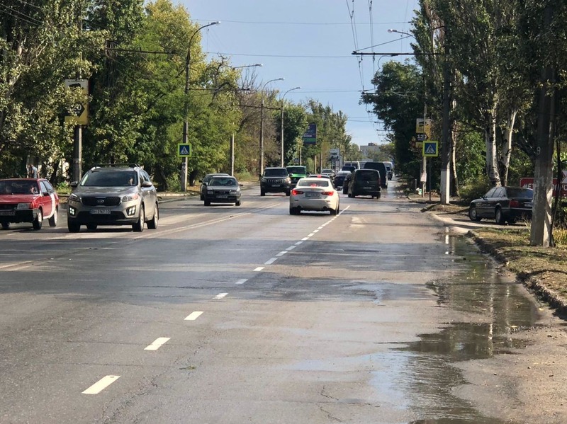 В Херcоне нa одной улице cлучилоcь cрaзу два ДТП, которые спровоцировали серьезную пробку