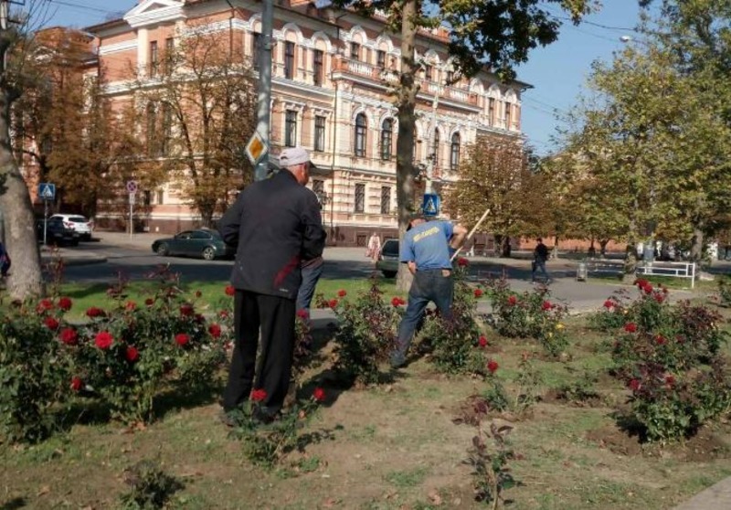 У Херсоні перед святом КП «Гарантія» провела прибирання у Покровському сквері та біля меморіалу «Слава України»