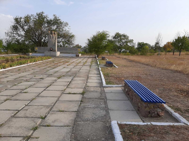 В Бериславе активисты ОП-ЗЖ привели в порядок памятник героям Второй мировой войны