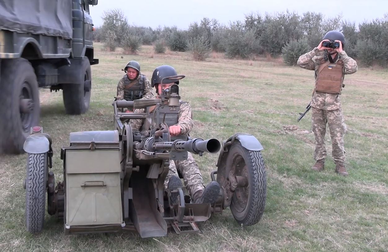 На Херсонщині поблизу адмінкордону з Кримом бійці ЗСУ відпрацьовують знищення ворожих дронів, - ВІДЕО