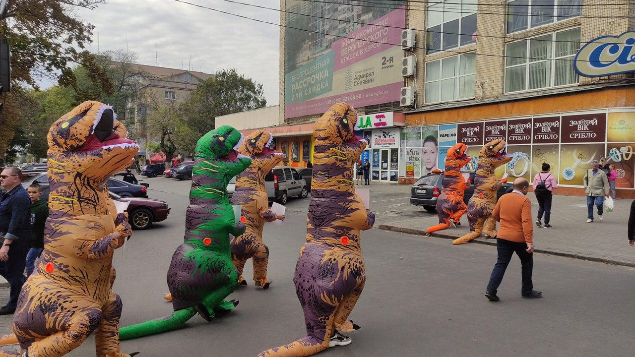 По центру Херсона прошлась стая динозавров, - ВИДЕО