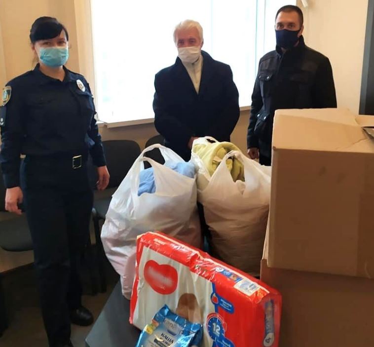 Херсонські поліцейські передали допомогу жінкам з дітьми, які постраждали від домашнього насильства