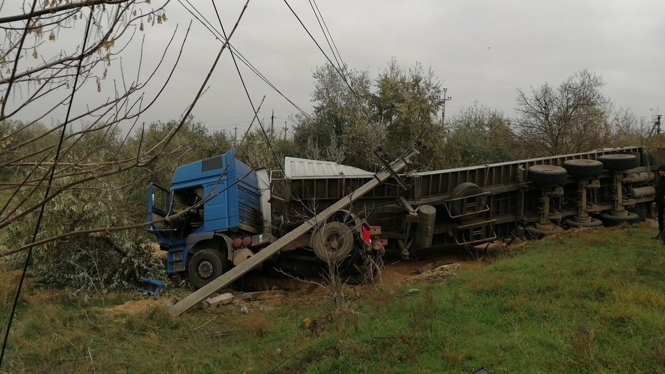 Під Херсоном перекинулася вантажівка з пшеницею