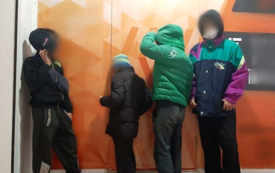 У Херсоні 4 підлітків вели бродяжницький спосіб життя та вчиняли хуліганські дії по відношенню до водіїв