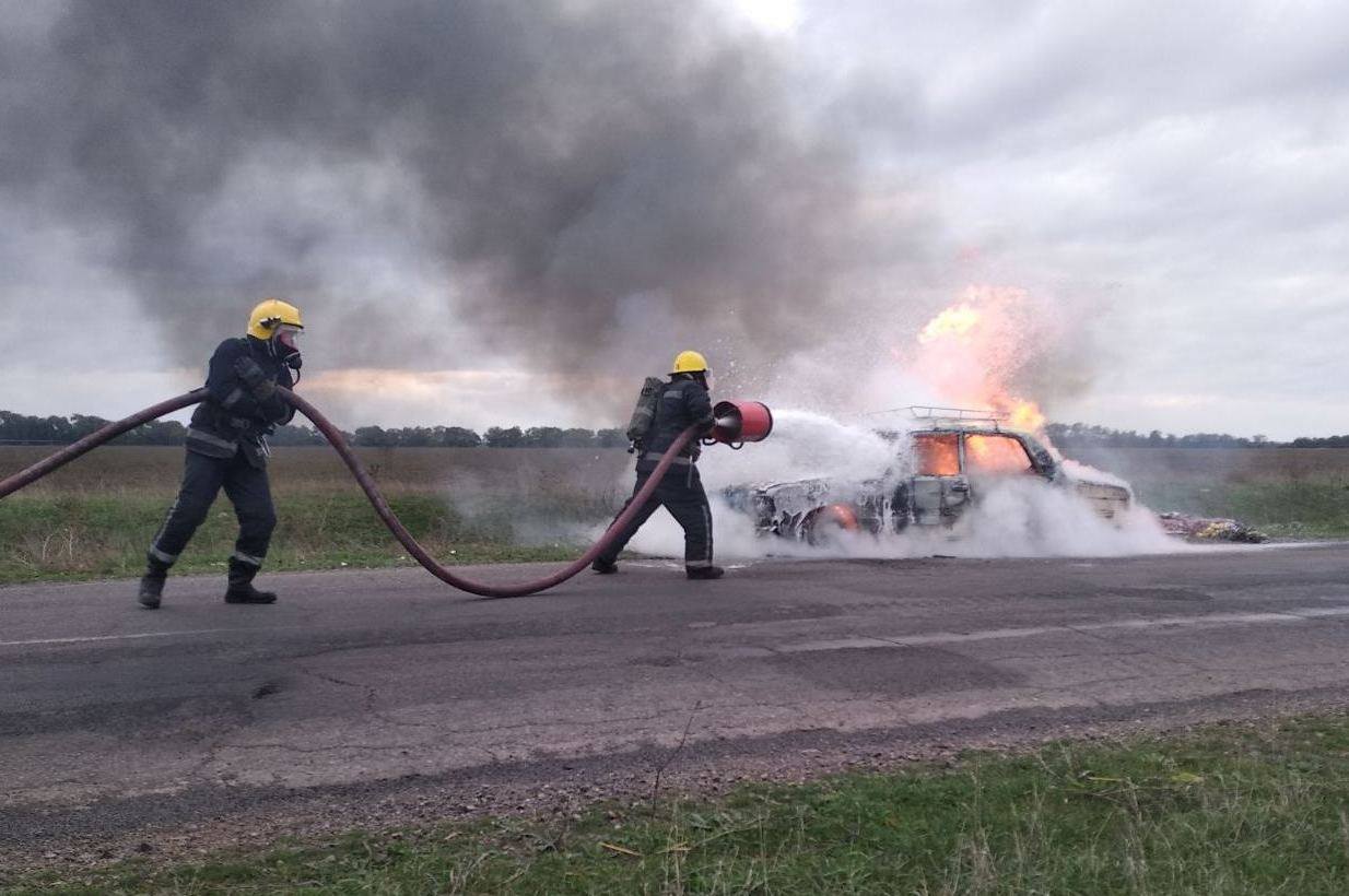 На Херсонщині на трасі під час руху загорівся автомобіль