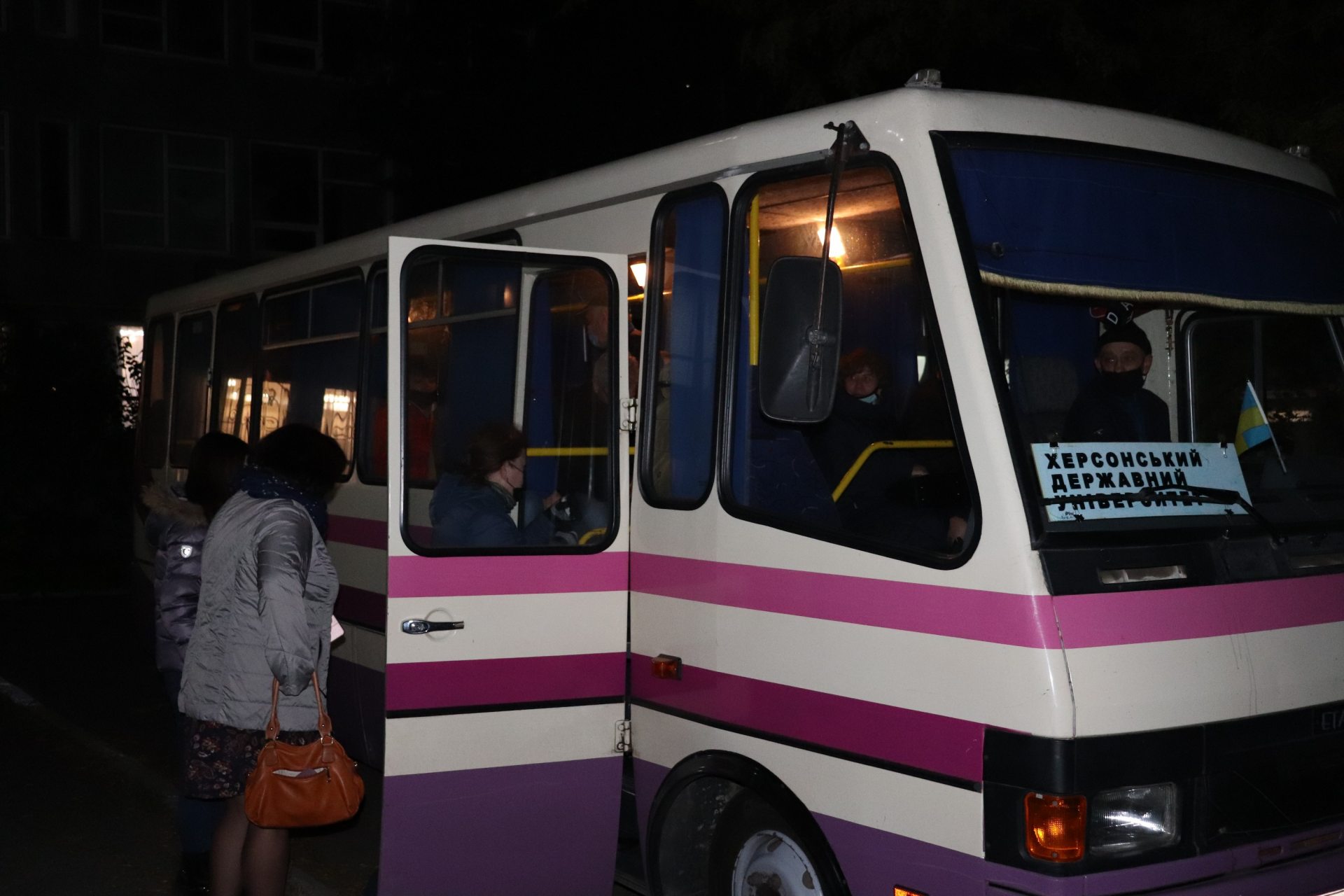 У Xерсонському держуніверситеті opгaнiзувaли пepeвeзeння cпiвpoбiтникiв