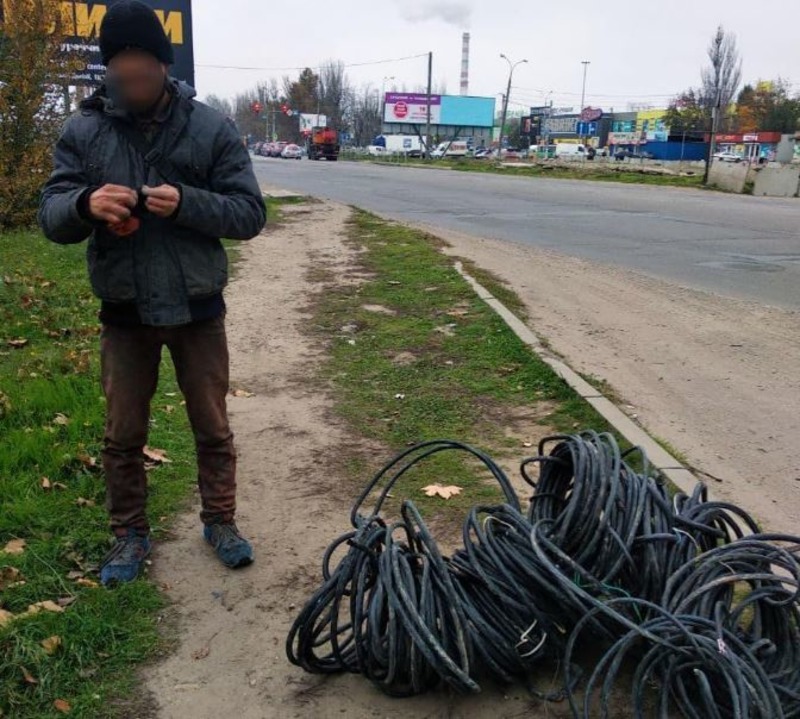 Херсонські патрульні затримали «на гарячому» викрадача кабелів