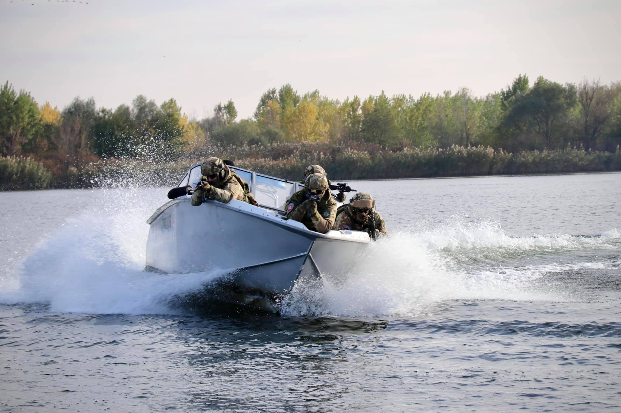 На Херсонщині спецпідрозділ КОРД та водна поліція провели спільне навчання