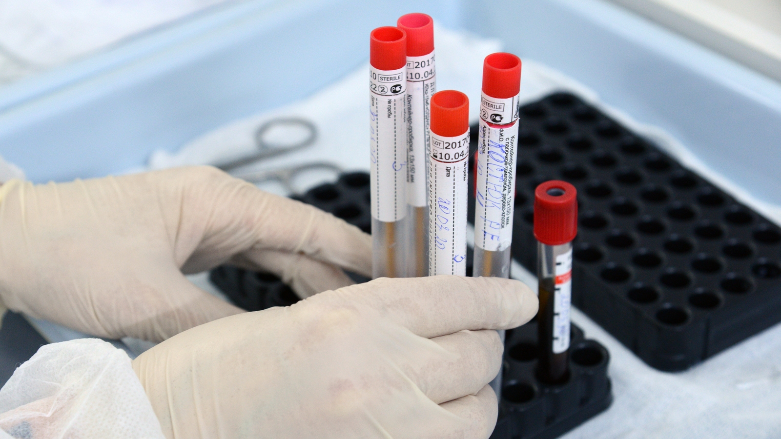 Минздрав расширил перечень лиц, которым нужно сдавать ПЦР-тест