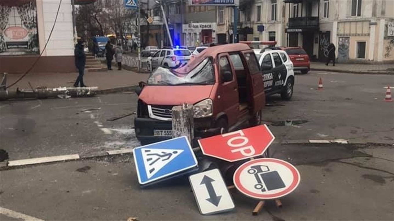 У Херсоні водій мікроавтобуса під час ДТП збив рекордну кількість дорожніх знаків