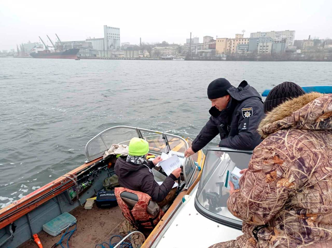 Водні поліцейські Херсонщини перевірили чи дотримуються заборони навігації власники човнів