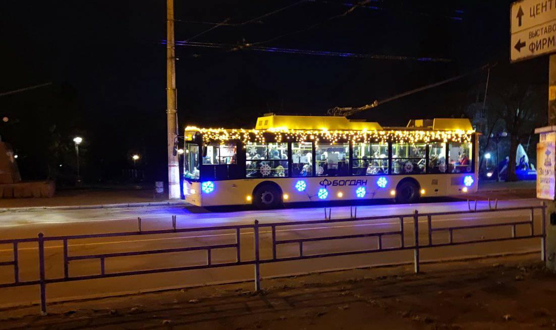 На дорогах Херсона замечен новогодний троллейбус