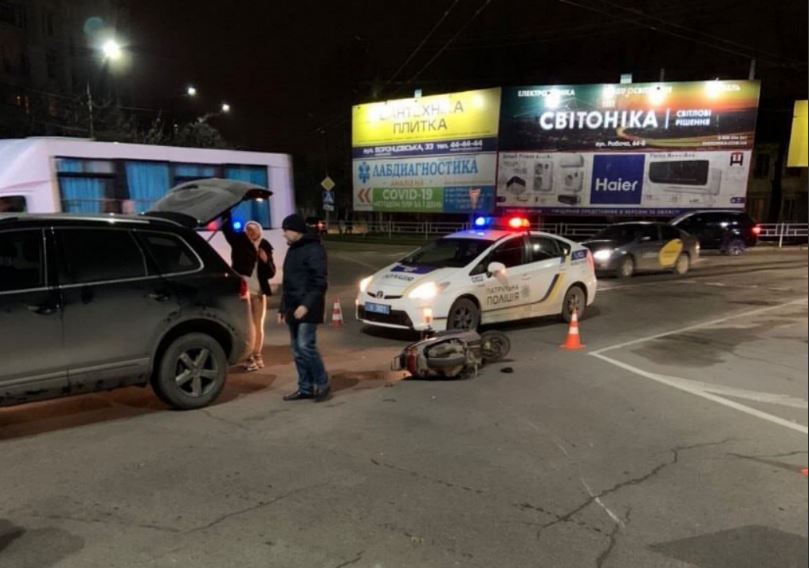 В Херсоні у ДТП тяжко травмувався 33-річний водій мопеду, - ВІДЕО