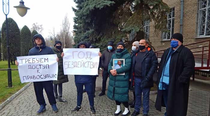 Родичі вбитого у минулому році каховчанина організували протест біля Херсонського апеляційного суду