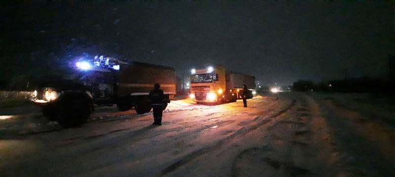 Рятувальники Херсонщини допомогли виїхати зі снігових пасток 18 вантажівкам