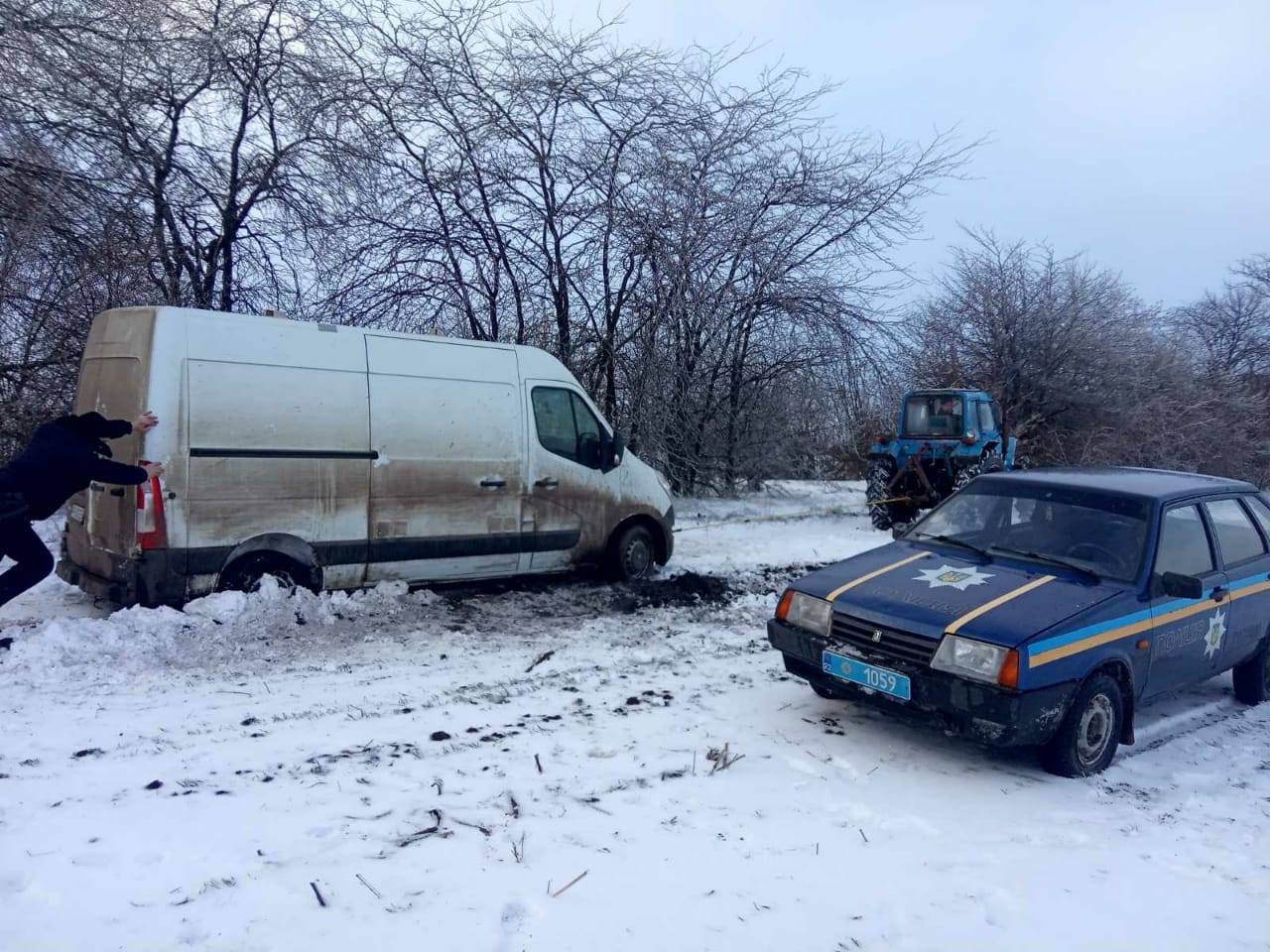 Дільничні поліцейські витягли зі снігової пастки автомобіль, який розвозив хліб у села Нововоронцовського району