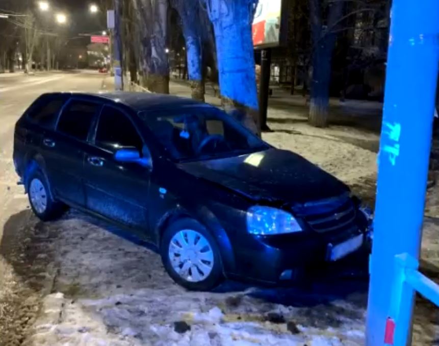 У Херсоні нетверезий водій, який в’їхав у дерево, пропонував патрульним хабар