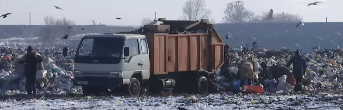 Родини ромів з дітьми із Закарпаття «прописалися» на херсонському сміттєзвалищі, - ВІДЕО