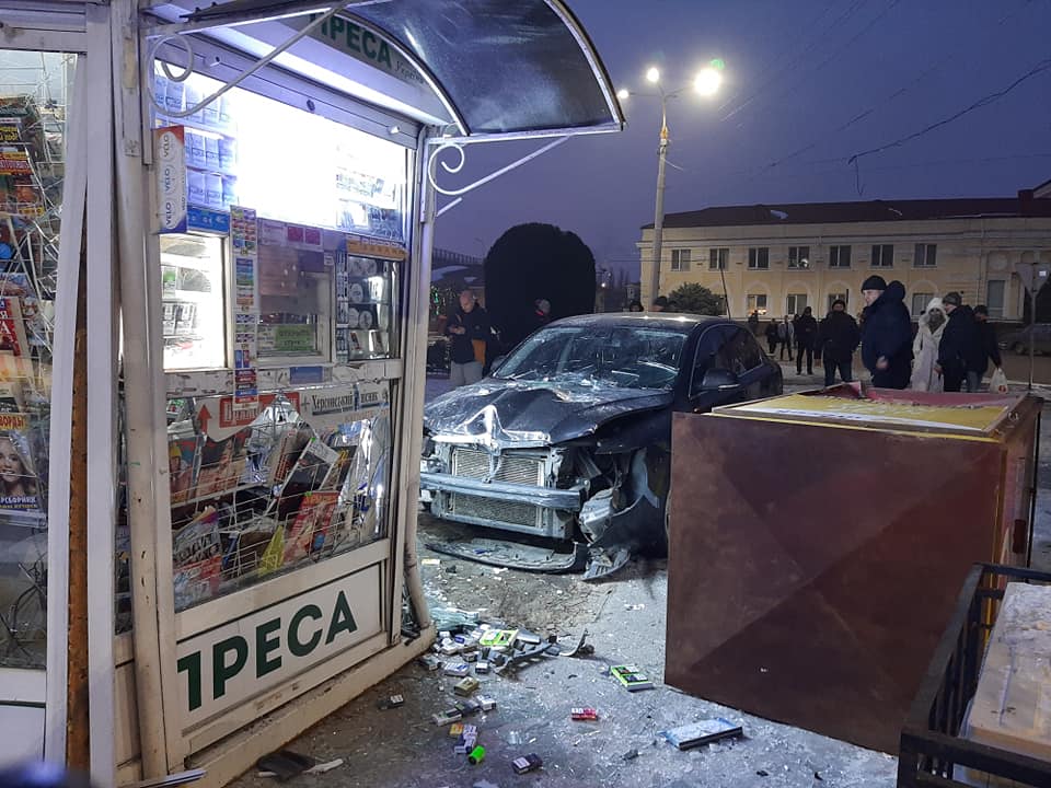 В Херсоне на железнодорожном вокзале иномарка протаранила 2 киоска