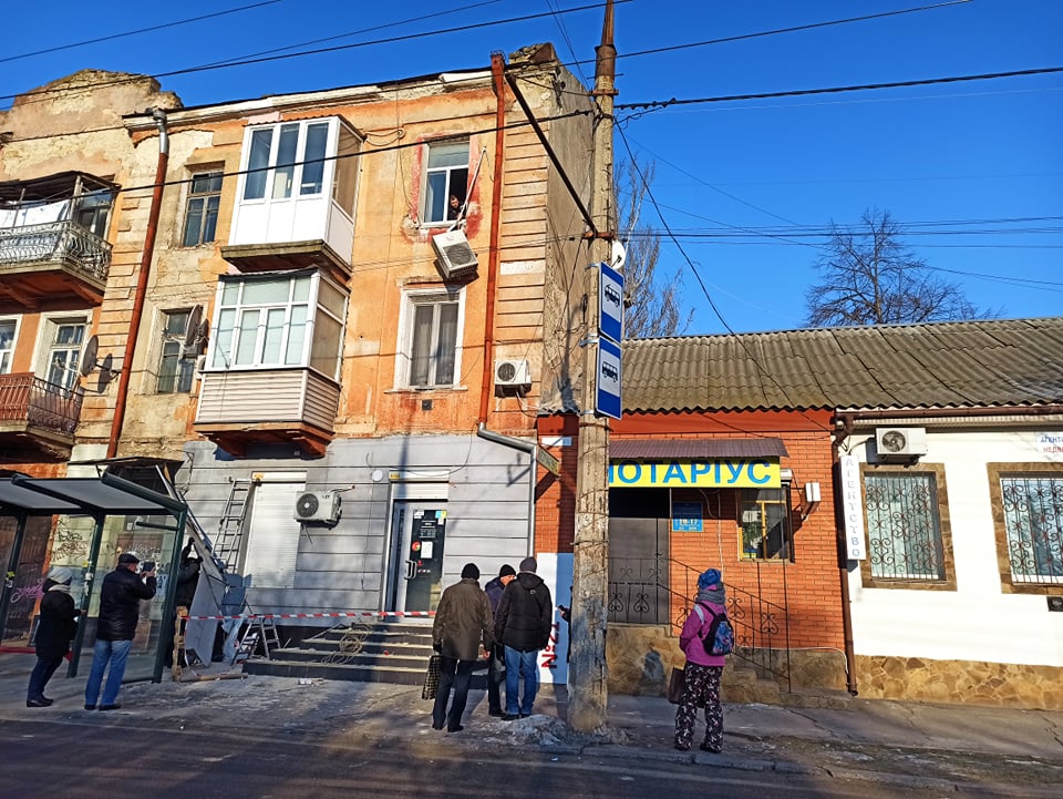 В центре Херсона от исторического здания отвалилась часть фасада