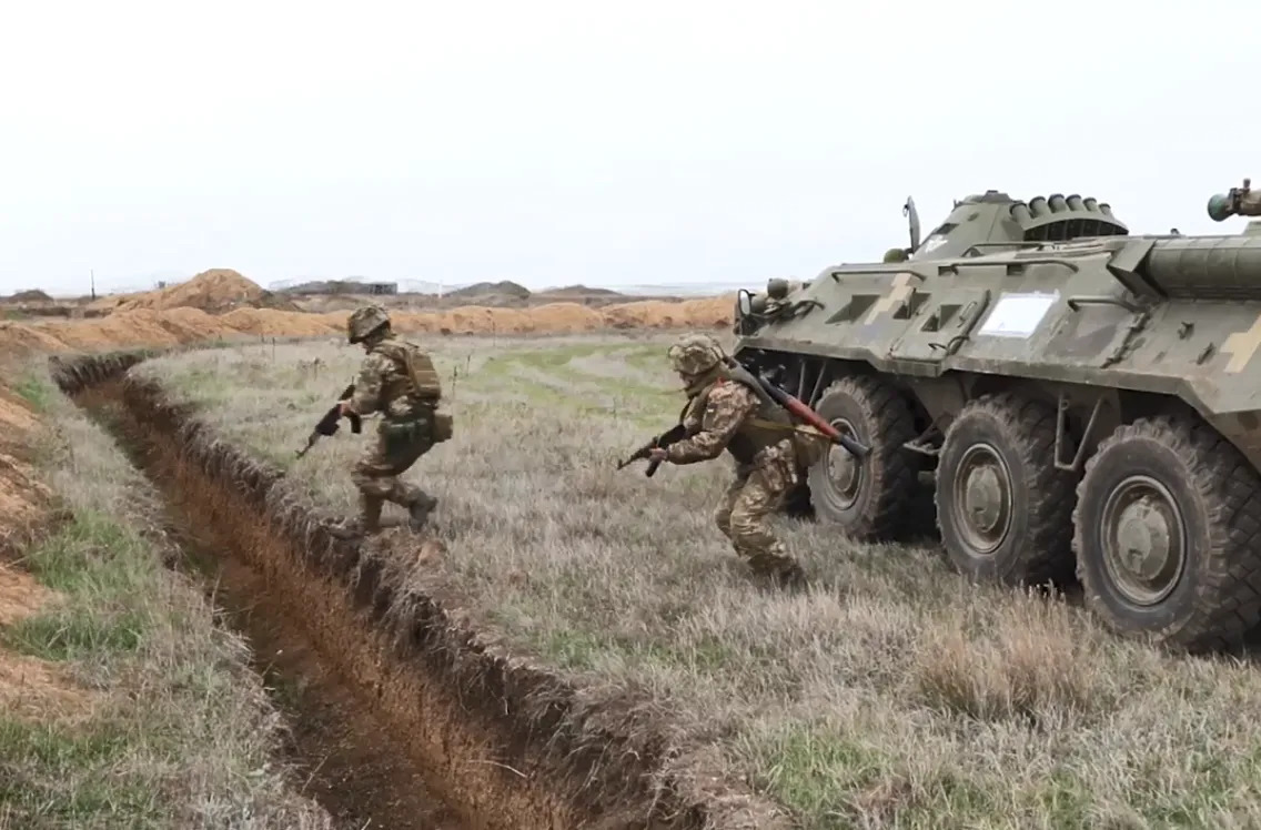 На Херсонщині тривають щоденні тренування особового складу ВСУ з відбиття збройного нападу противника, - ВІДЕО