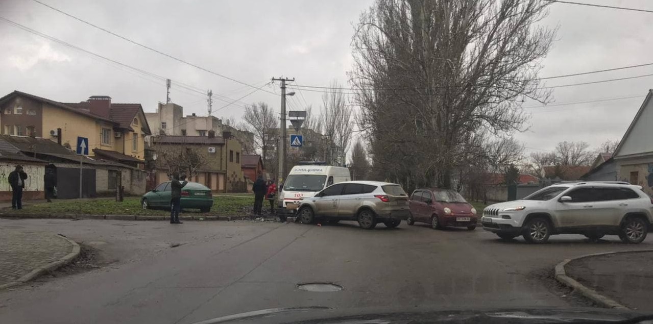 В Херсоне в результате очередного ДТП легковушка чуть не влетела в стены жилого дома