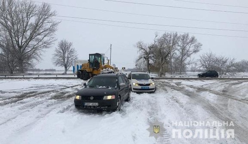 На автошляхах Херсонщини патрульні поліцейські допомагають водіям, які потрапили у пастку негоди