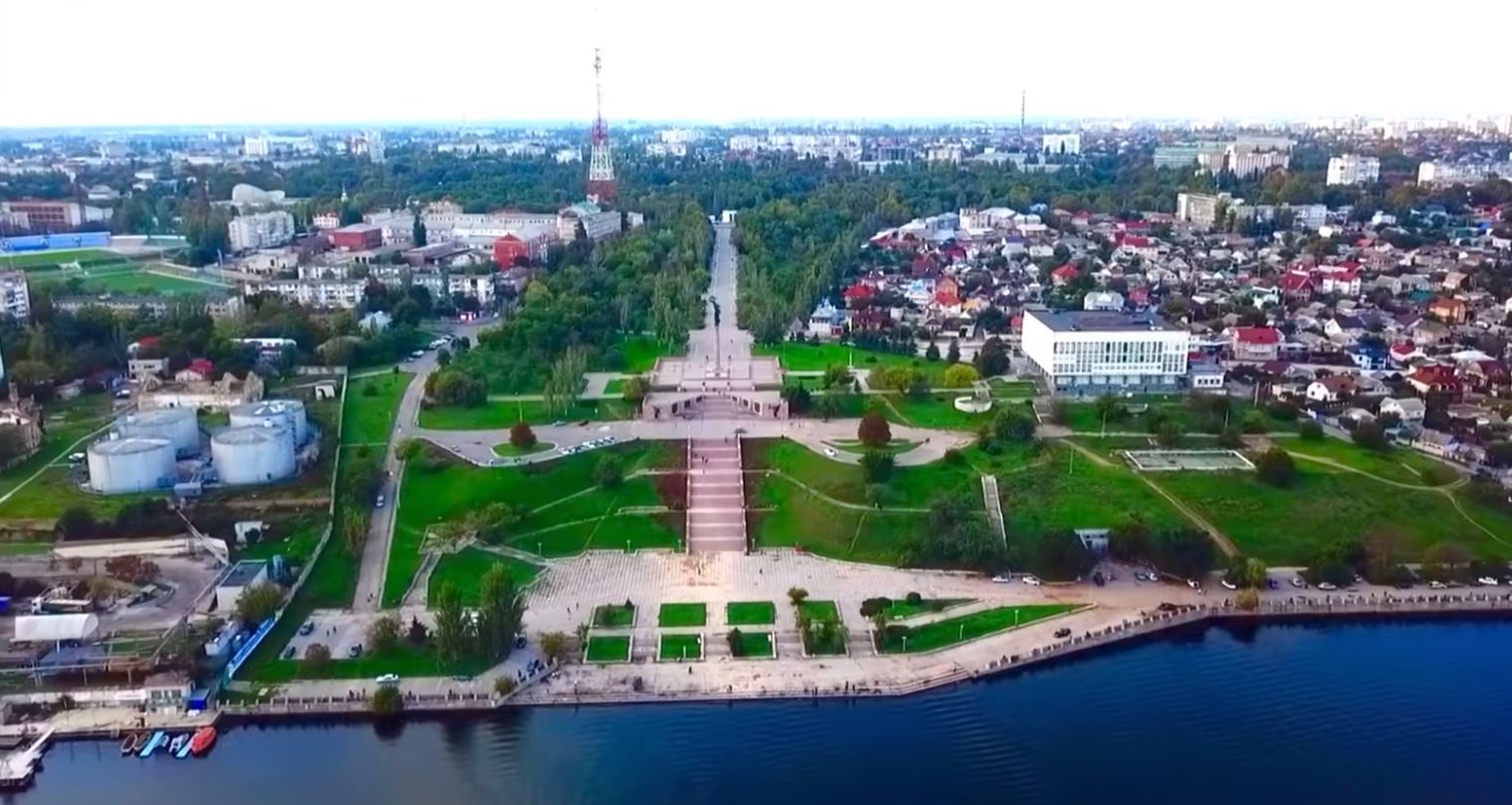 Парк Славы, морской порт и днепровские плавни: как выглядит Херсон с высоты птичьего полета летом, - ВИДЕО