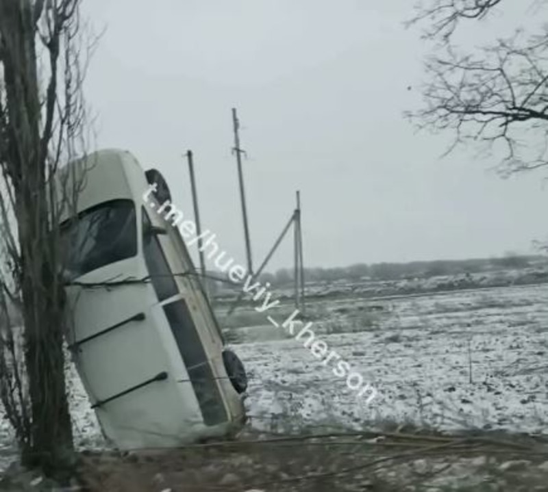 На херсонской трассе автомобиль в результате ДТП встал вертикально, - ВИДЕО