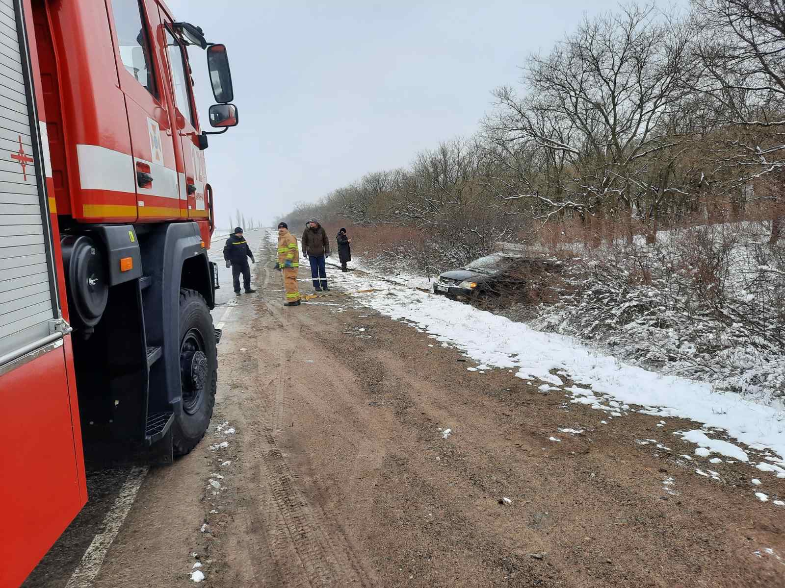 Рятувальники Херсонщини на складних ділянках автошляхів надають допомогу водіям, - ВІДЕО