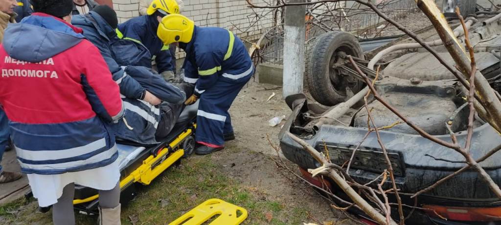 На Херсонщині рятувальники деблокували водія з понівеченого внаслідок ДТП автомобіля