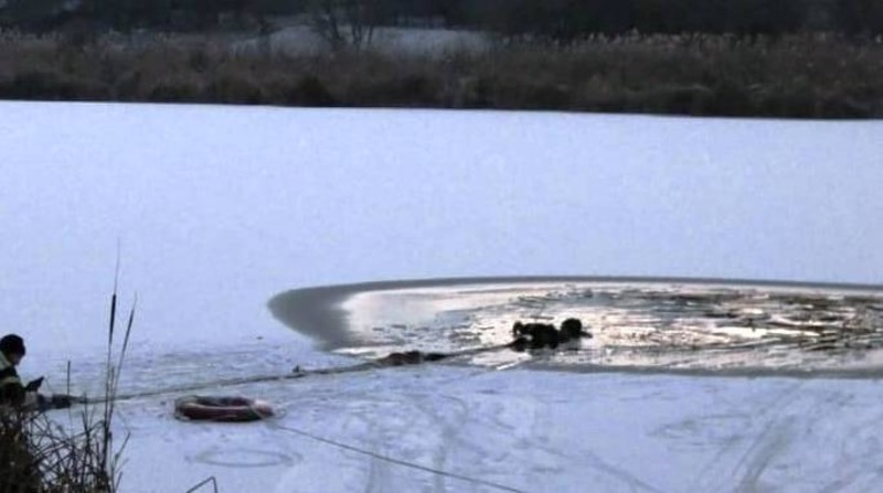 На Херсонщині поліцейські допомогли врятувати чоловіка, який провалився під лід