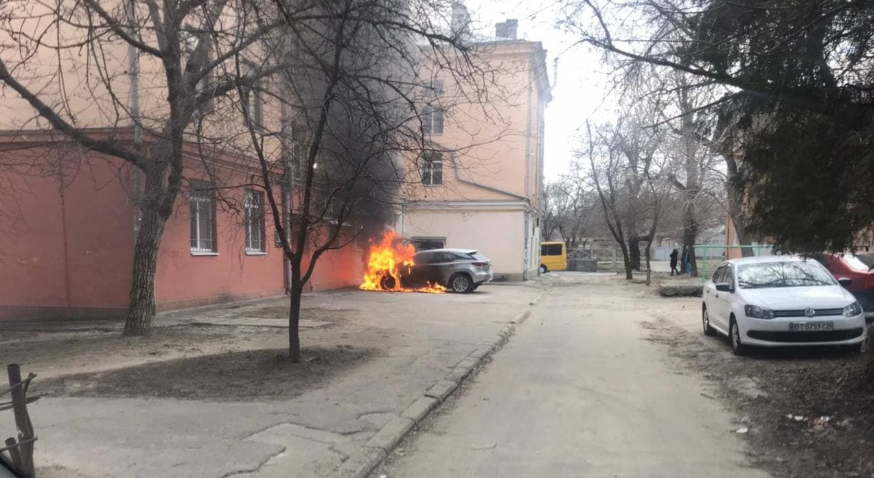 В Херсоне средь бела дня горит дорогой автомобиль, - ФОТО