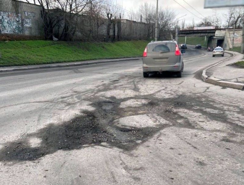 У Херсоні патрульні почали складати акти з приводу ям на дорогах