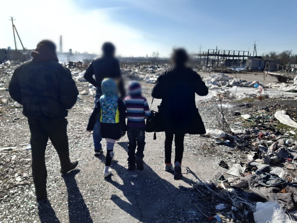 У Херсоні двоє маленьких дітей з батьками проживають біля смітника