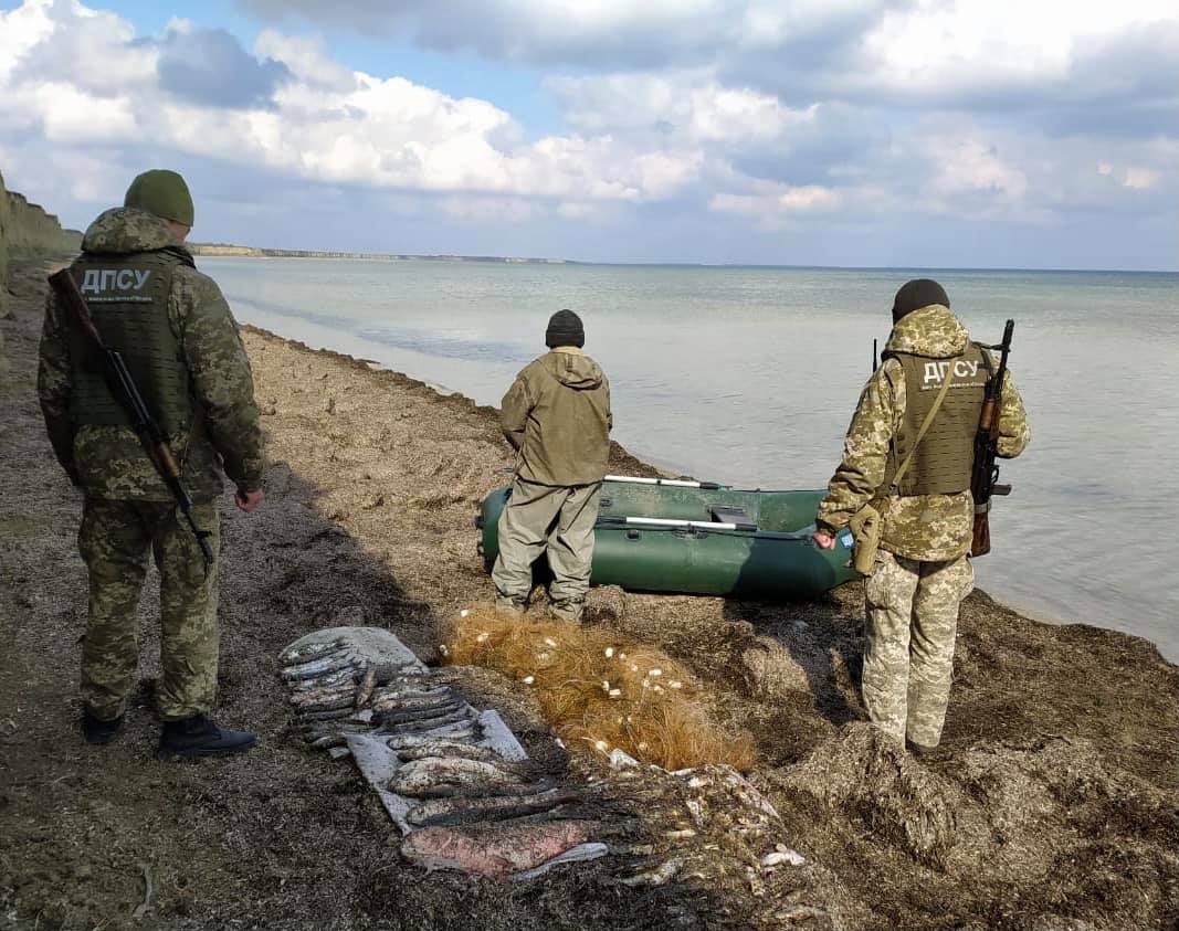 Улов на понад 1 мільйон гривень:  на Херсонщині прикордонники затримали браконьєра