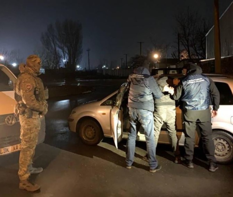 У Херсоні затримали підпалювачів автомобіля поліцейського з Херсонського райуправління