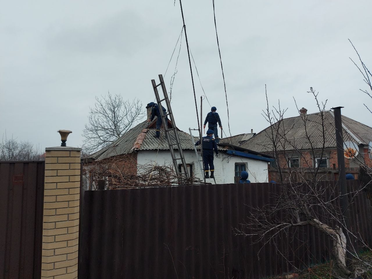 Рятувальники ДСНС Херсонщини проводять відновлювальні роботи у прифронтових селах Донецької області