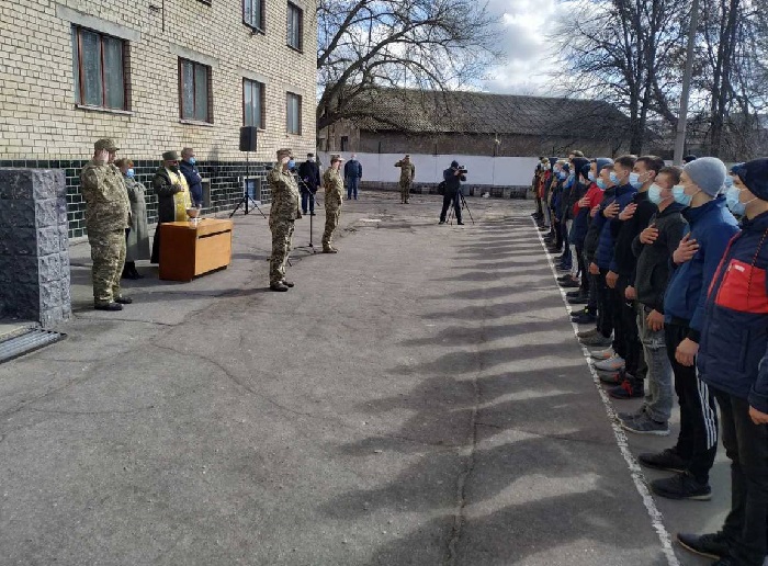 Весняний призов: перших 70 юнаків Херсонщини провели на строкову службу