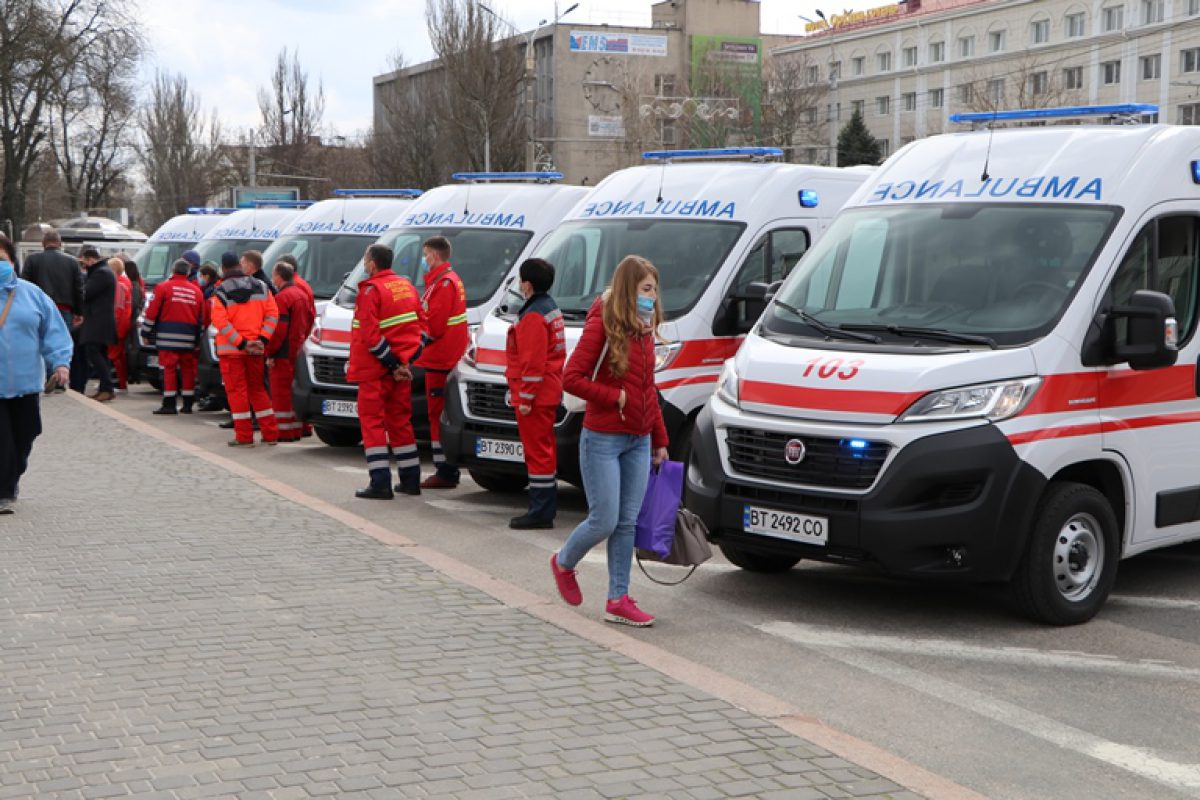 Херсонські медики отримали шість сучасних автомобілів швидкої допомоги