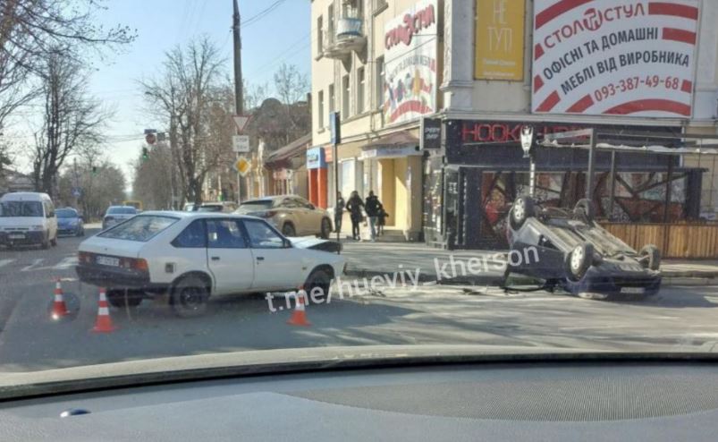 В Херсоне машина перевернулась на крышу после столкновения, - ВИДЕО