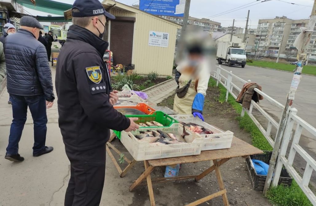 Херсонські поліцейські продовжують проводити рейди проти стихійної торгівлі