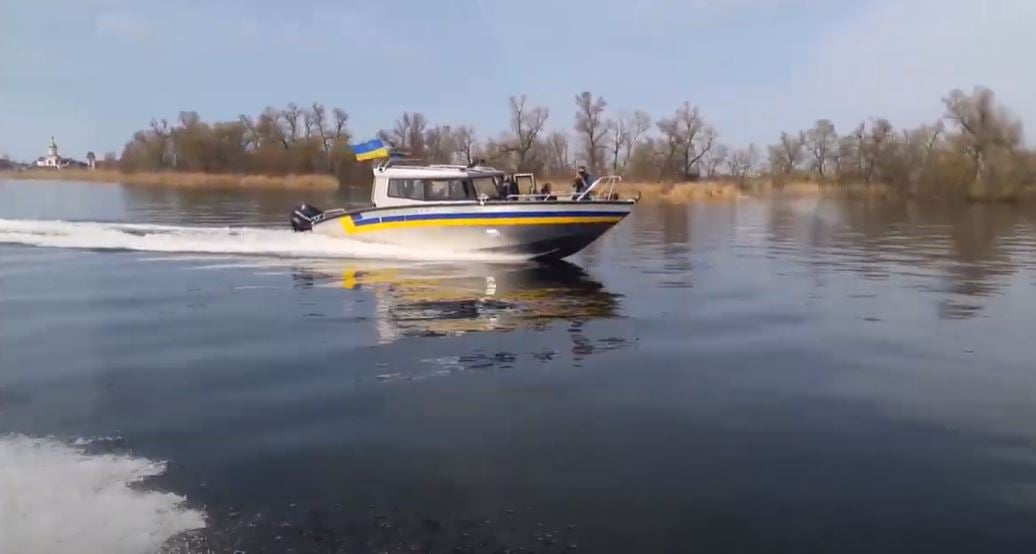 Водні поліцейські Херсонщини врятували нетверезого рибалку, який заснув у повному води човні