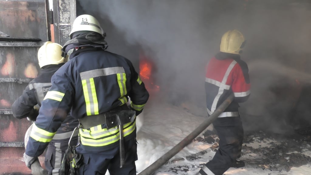 Херсонські рятувальники запобігли вибуху газових балонів під час пожежі у гаражі