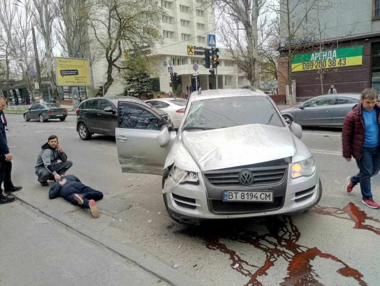 В центре Херсона произошло жесткое ДТП с участием 4 машин, есть пострадавший