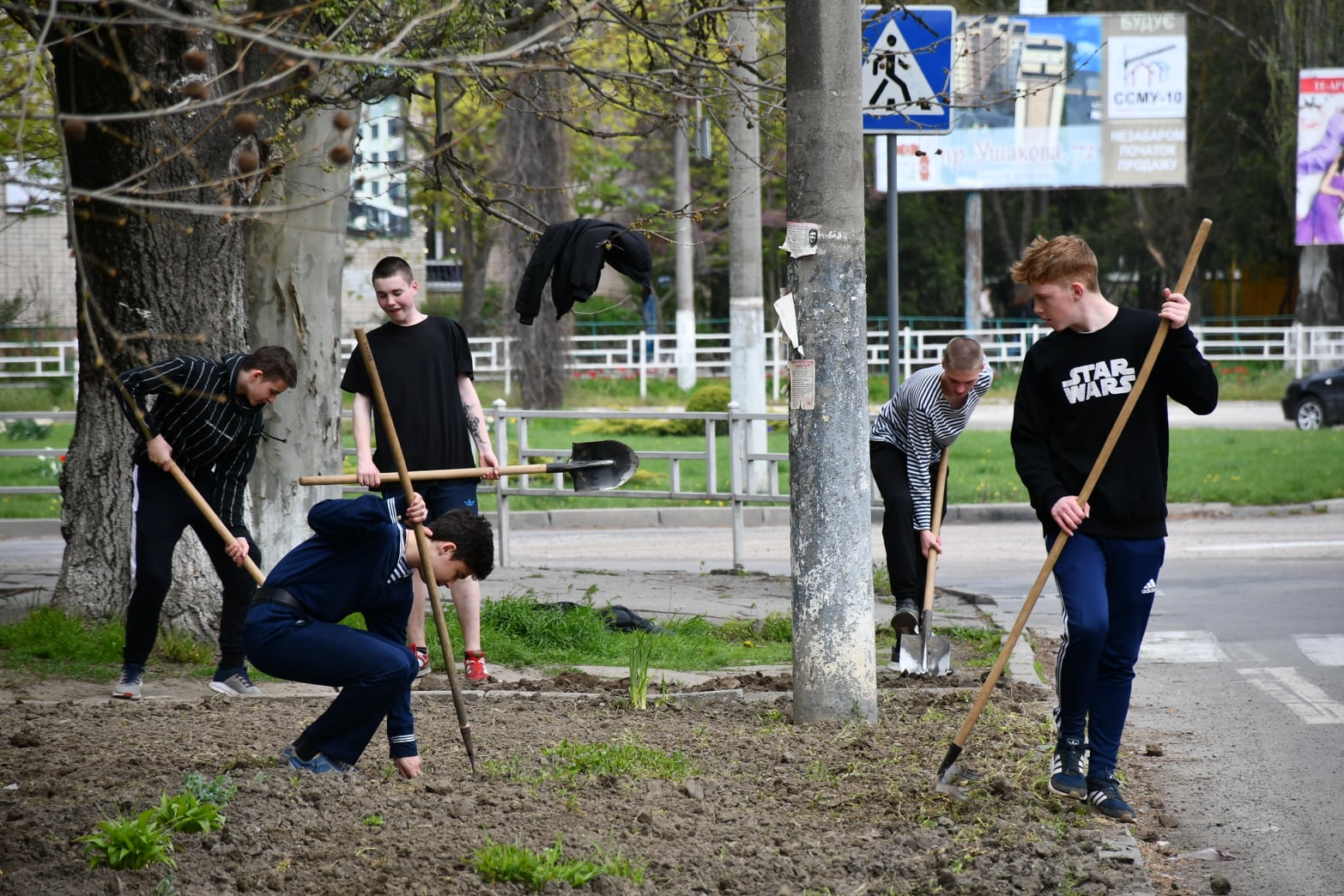 Курсанти та викладачі ХДМА взяли участь у заходах із прибирання і благоустрою міста