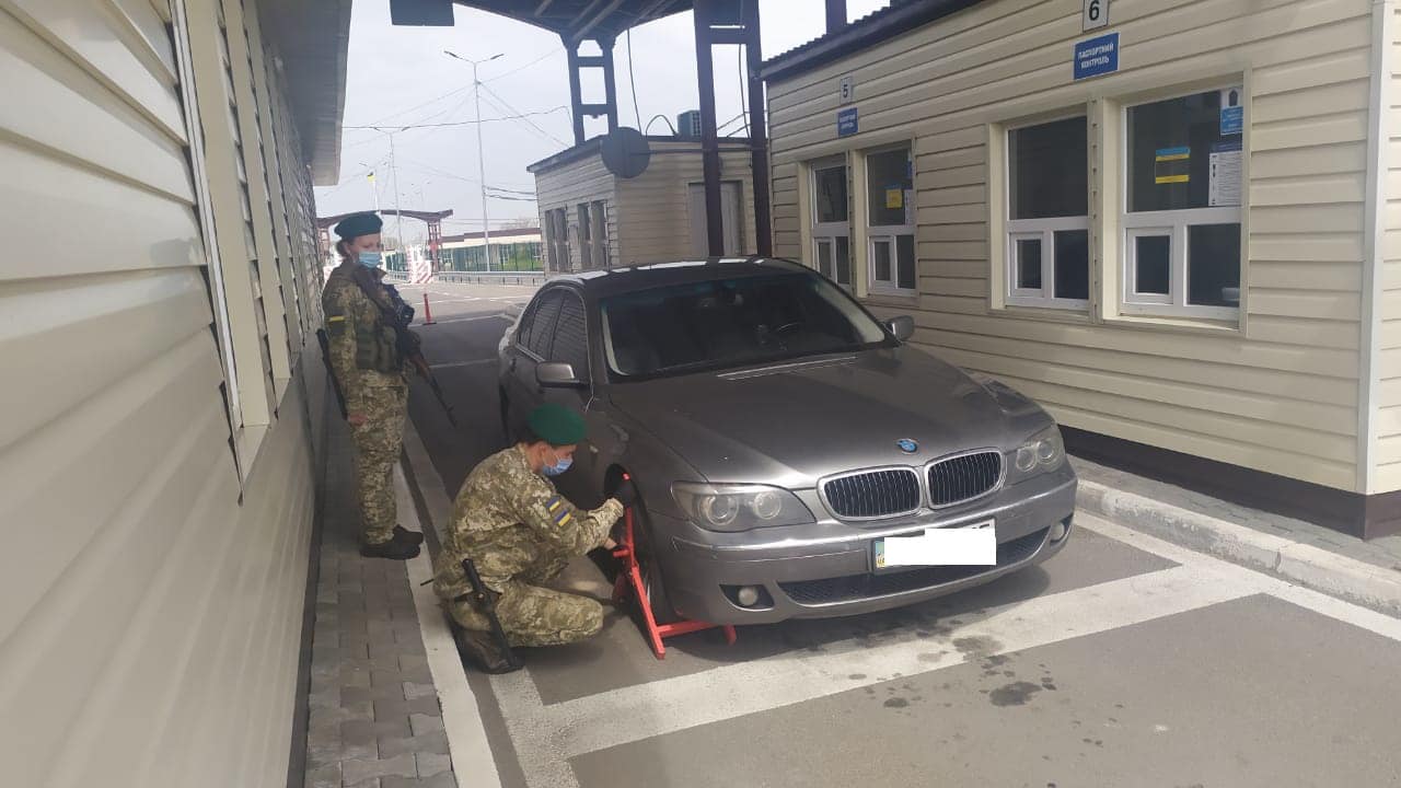 Викрадене у Чехії «БМВ» прикордонники затримали на Херсонщині біля адмінмежі з Кримом