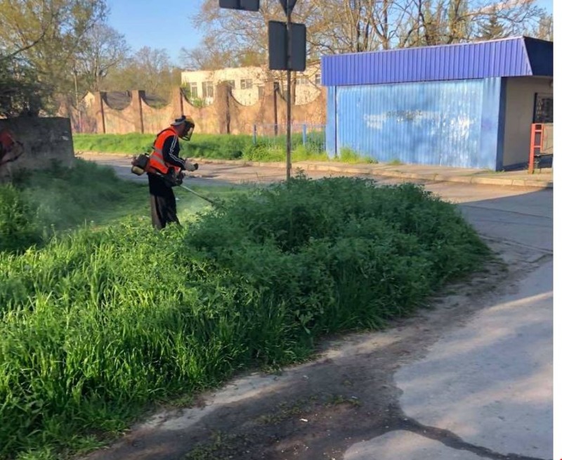 У Херсоні комунальники почали покос трави