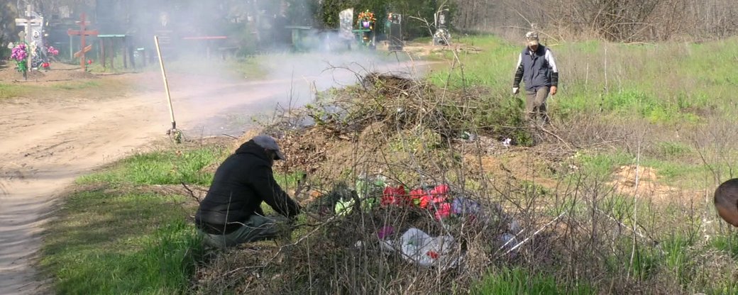 Суспільно-корисна робота: на Херсонщині боржники по аліментах прибирають кладовища