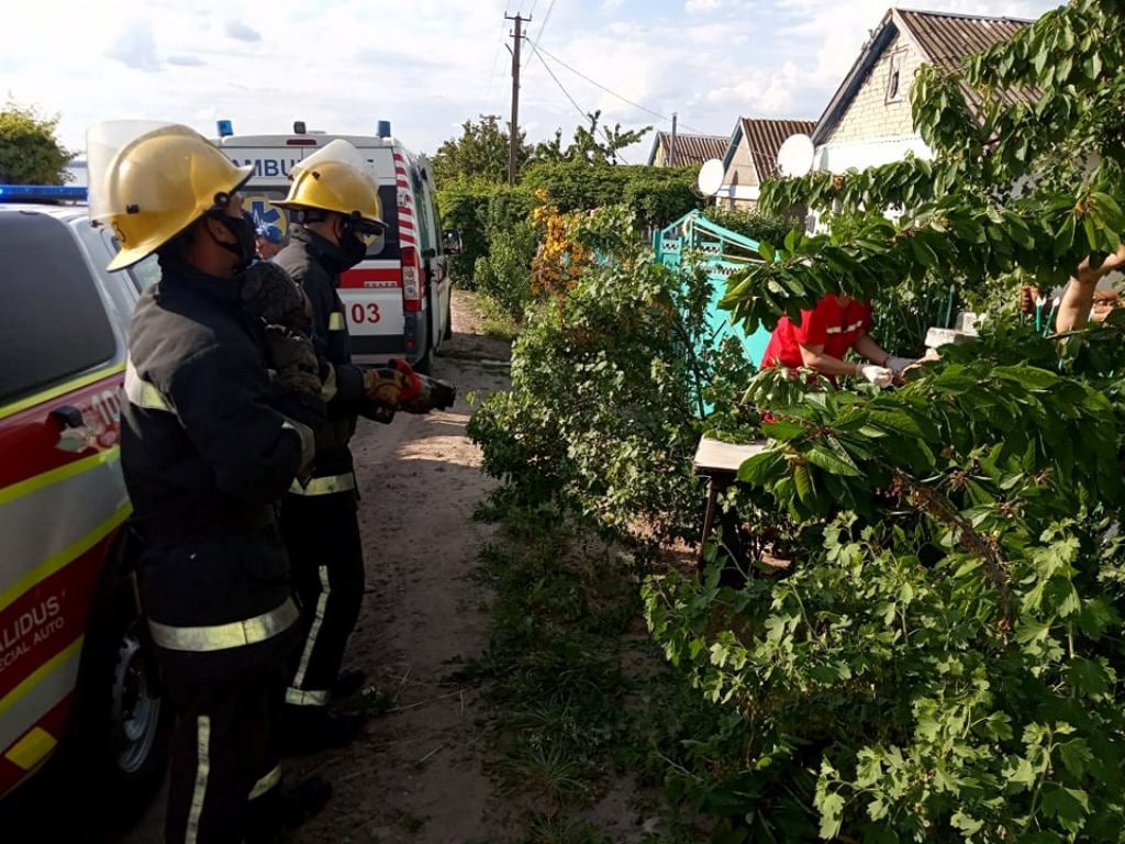 На Херсонщині рятували підлітка, якому прут металевого паркану прошив наскрізь ногу